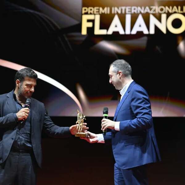 Edoardo Leo, Miglior Interpretazione Maschile Per Follemente, Riceve Il Pegaso D'oro Da Andrea Di Lena, Titolare Di Autoabruzzo